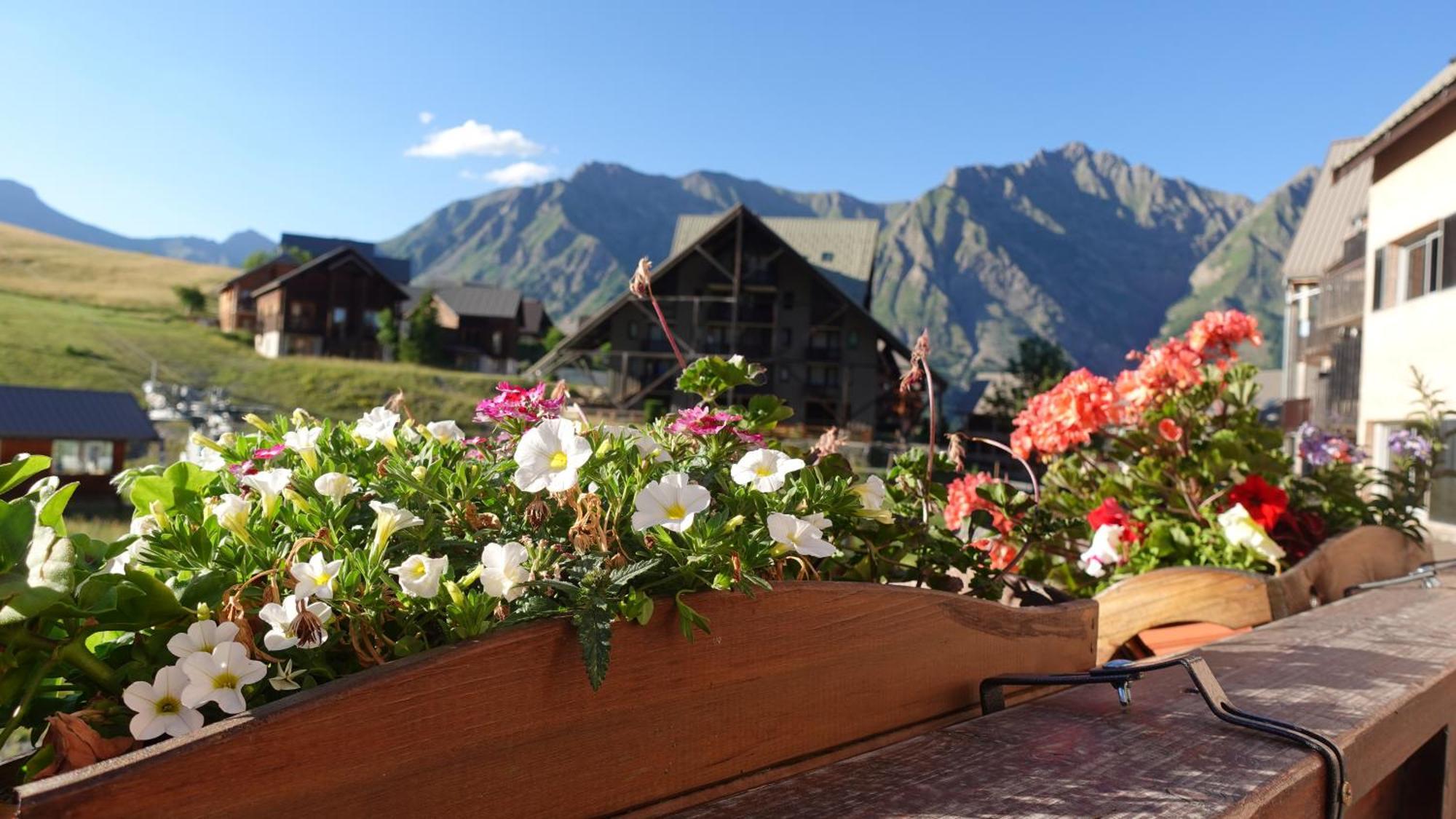 Le Balcon Des Ecrins Hotel